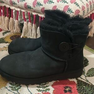 UGG mini bailey button II boots size 9 black suede